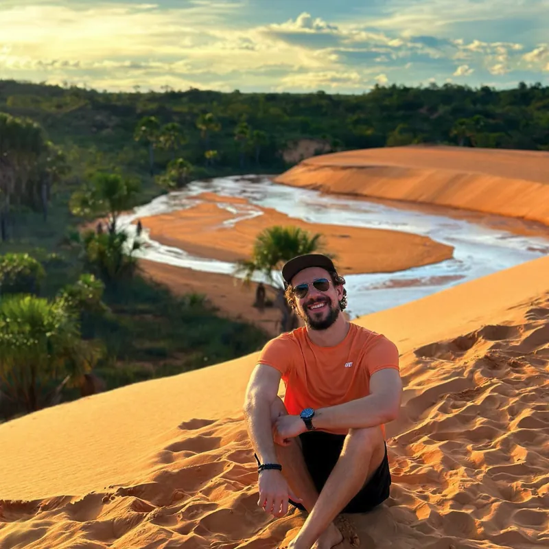 Viajante no alto de uma duna do Jalapão