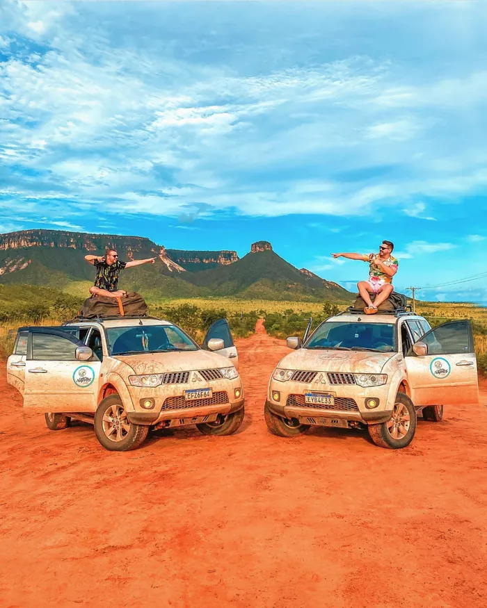 Dois viajantes sobre os 4x4 da Nativos na estrada